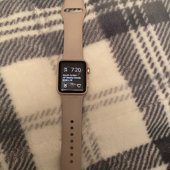 Rose gold iwatch - Picture 2 of 6